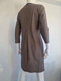 Sandwich jurk met V-hals. Maat M. Beige/blauw gestreept.