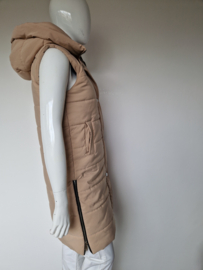 Boohoo lange bodywarmer. Maat L. Beige.
