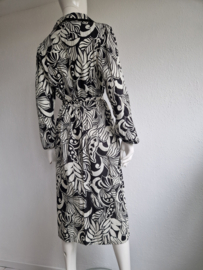 Juffrouw Jansen midi jurk. Maat L. Zwart/offwhite/print.