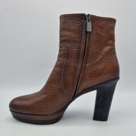 Santoni enkellaarsjes. Maat 41, Bruin gehamerd leer.