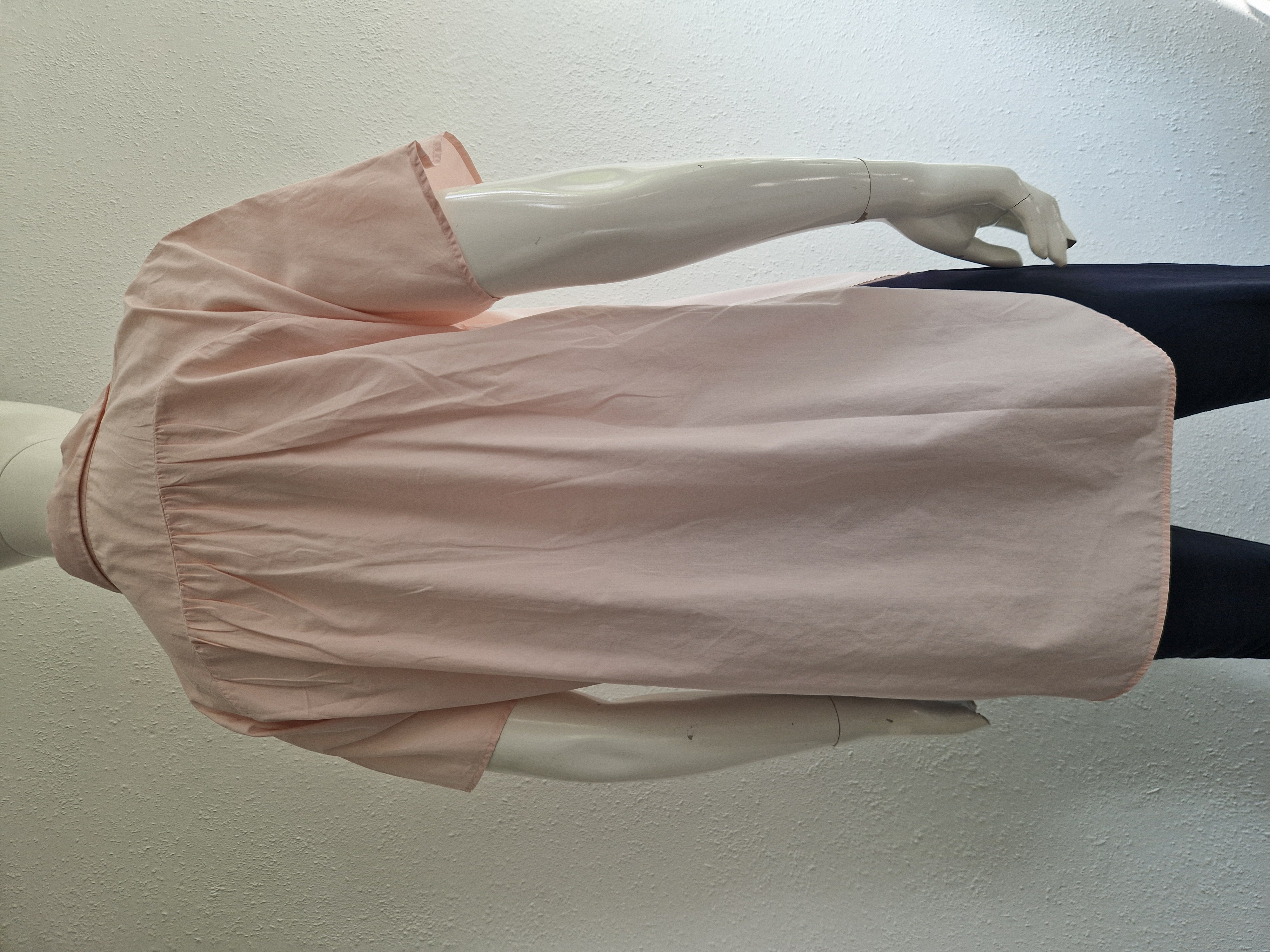 Closed blouse. Maat M. Zachtroze.