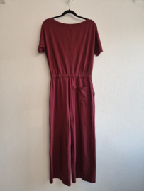 Vanilia jumpsuit. Maat 38, Wijnrood.