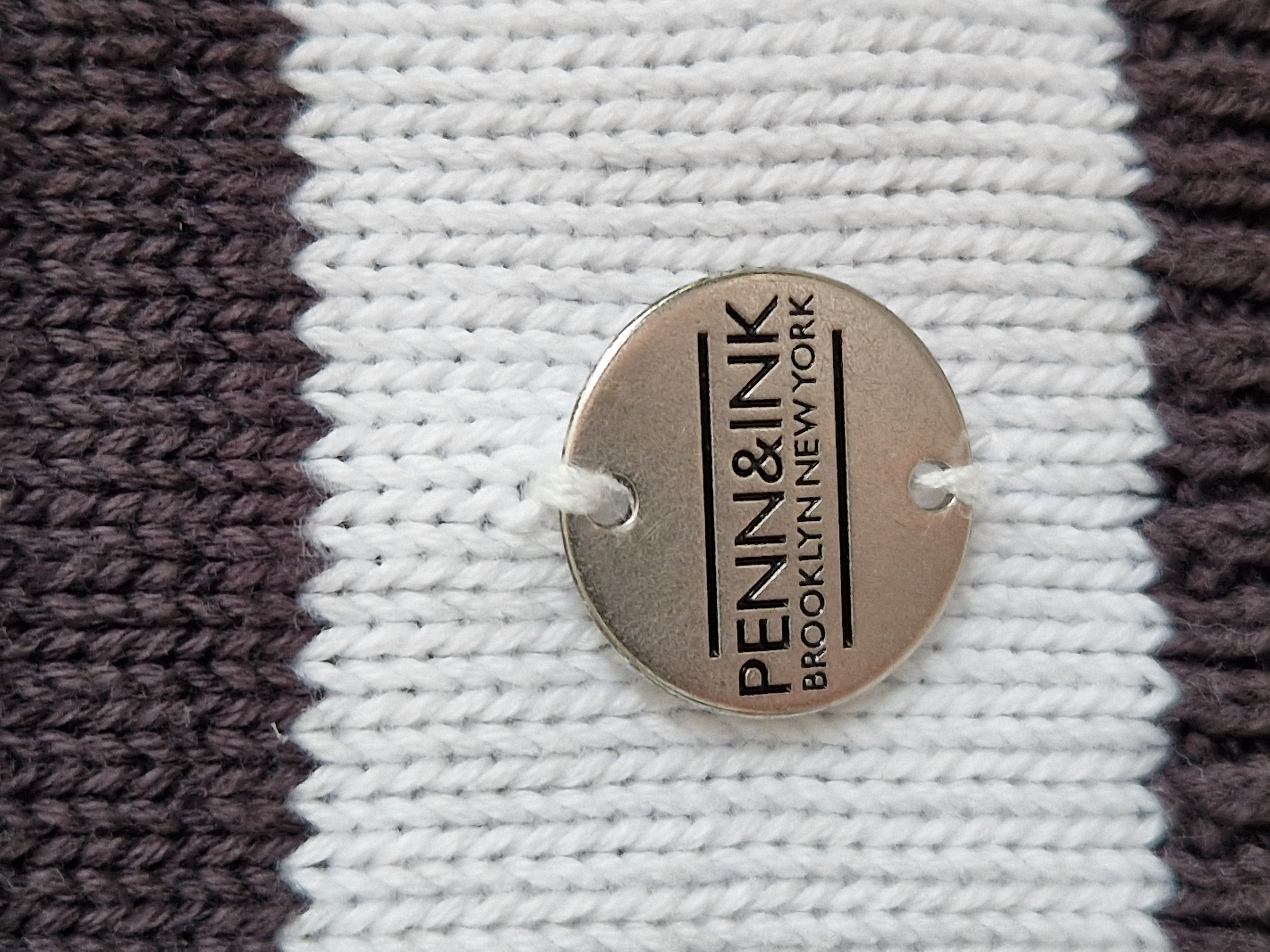 Penn & Ink trui. Maat S. Wit/grijs gestreept.