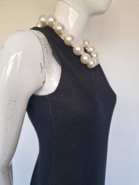 Boutique Moschino zwarte designerjurk met parelketting. Maat 36.