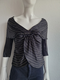 Emporio Armani top. Maat 10. Zwart/krijtstreep.