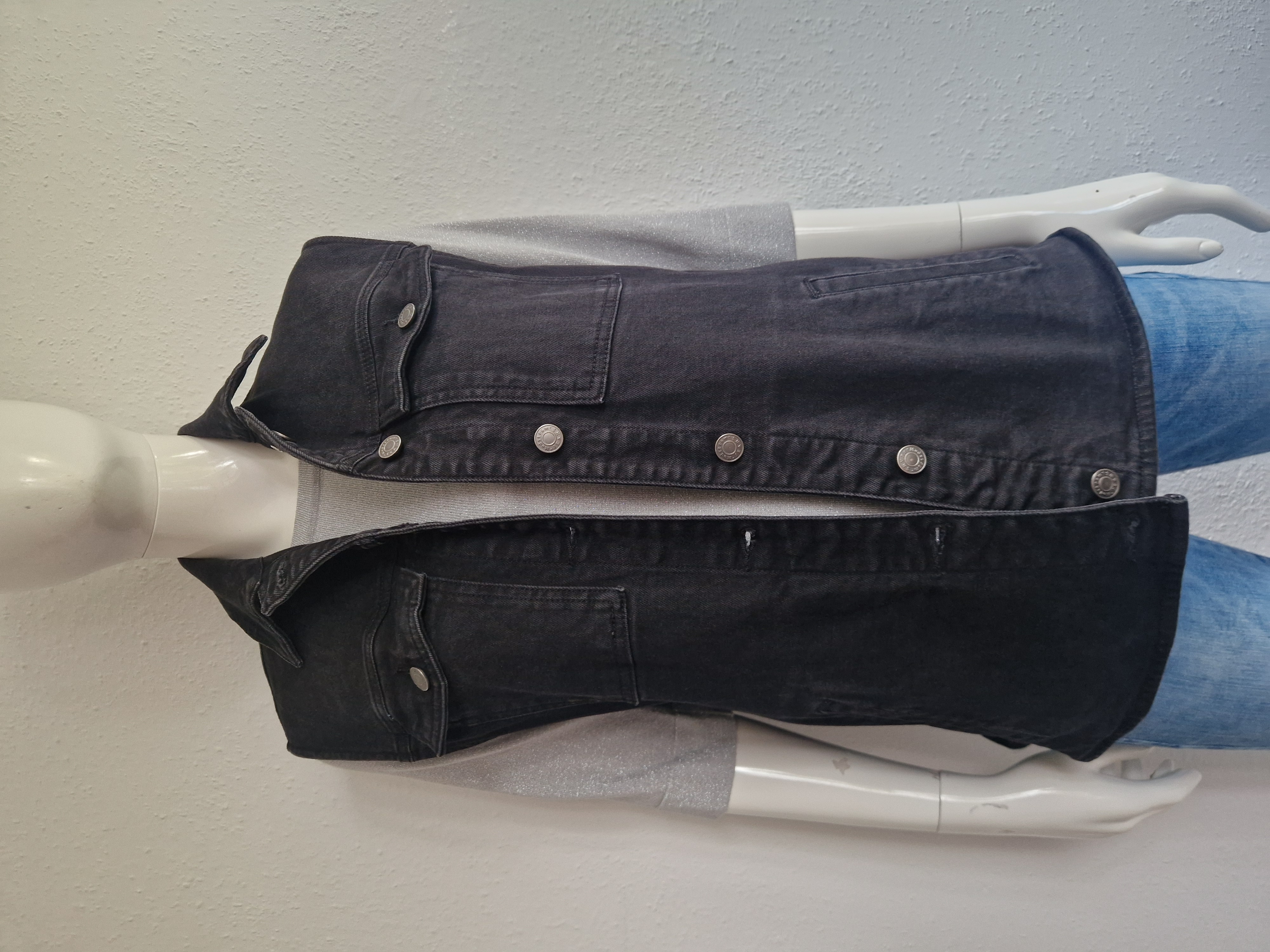 Modström gilet Nour. Maat S. Zwart/denim.