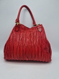 Bally schoudertas Caryne. Rood/gerimpeld leer.