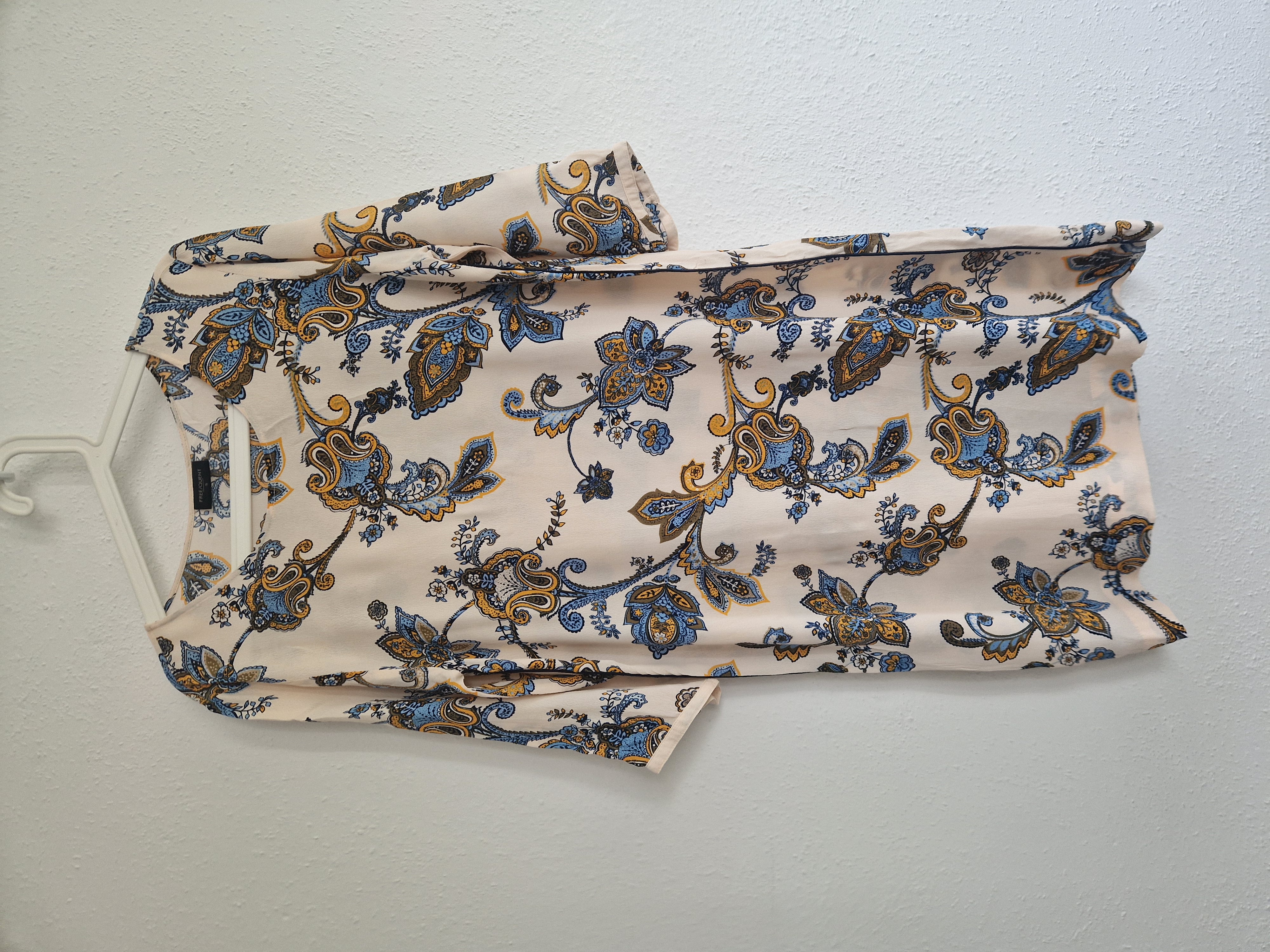 Freequent zomerjurk. Maat S. Crème/paisleyprint.