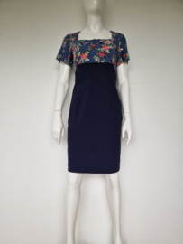 Diva Catwalk jurk. Mt. M. Donkerblauw/bloemenprint.