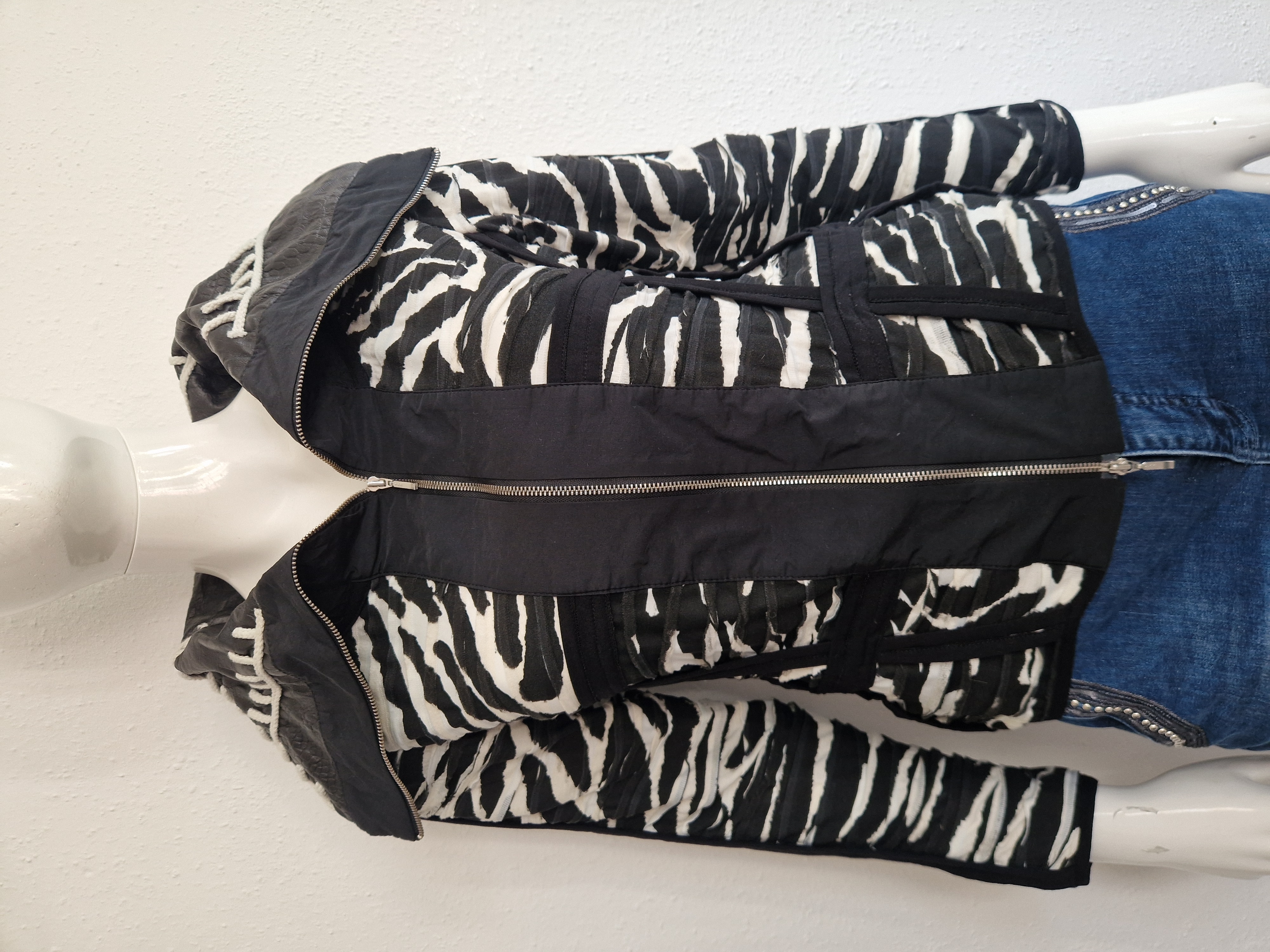 Zaek jasje. Maat 36, Zwart/crème/leer.