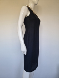 Boutique Moschino zwarte designerjurk met parelketting. Maat 36.