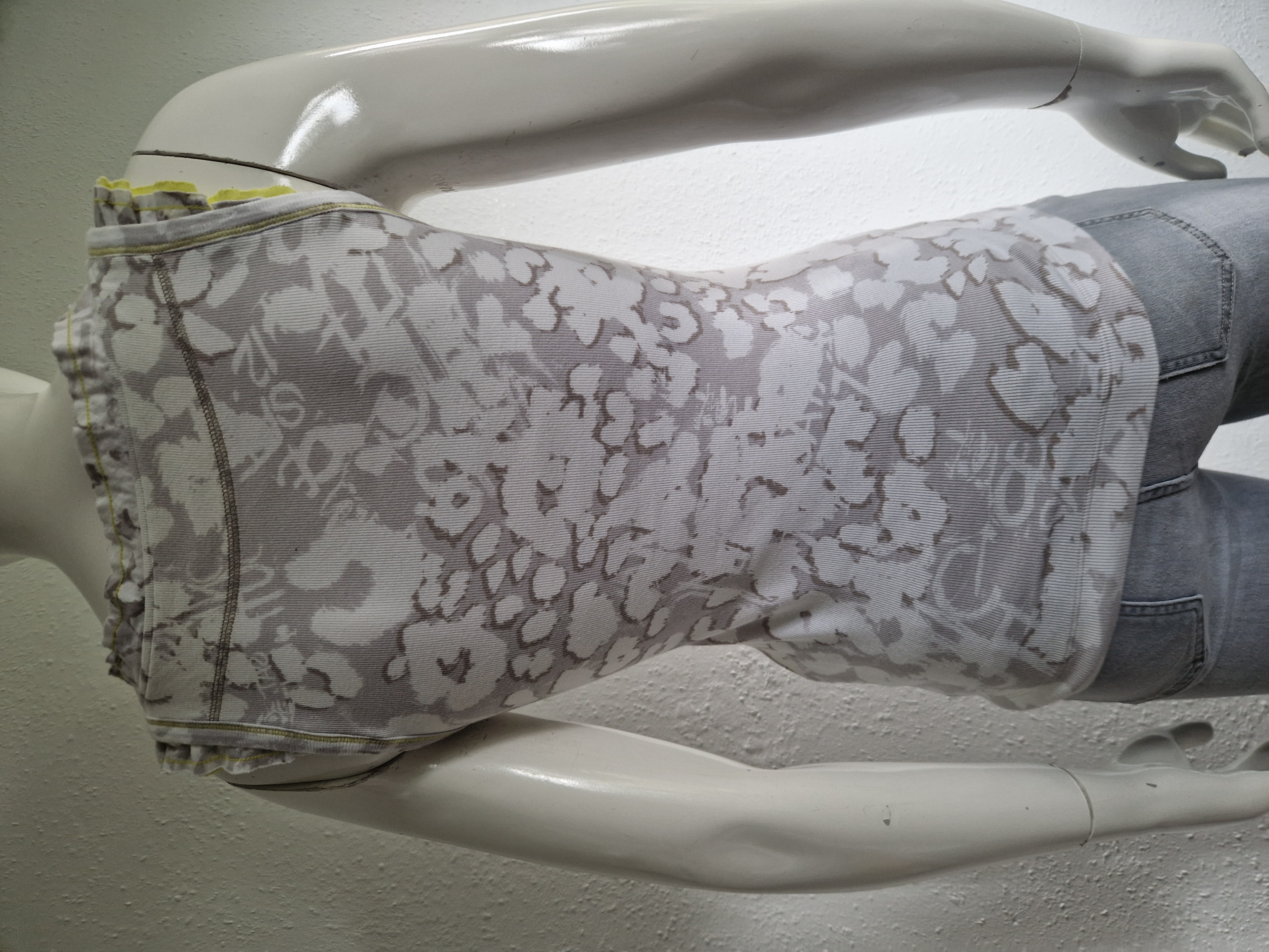 Marc Cain Sports top. Maat 3, Wit/grijs/print.