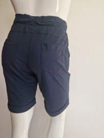 Hart bij Helena Hart shorts. Maat L. Donkerblauw/travelstof.