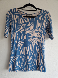 Juffrouw Jansen top Magda. Maat M. Blauw.