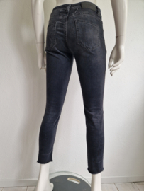 Closed ripped skinny. Maat 27, Zwart.