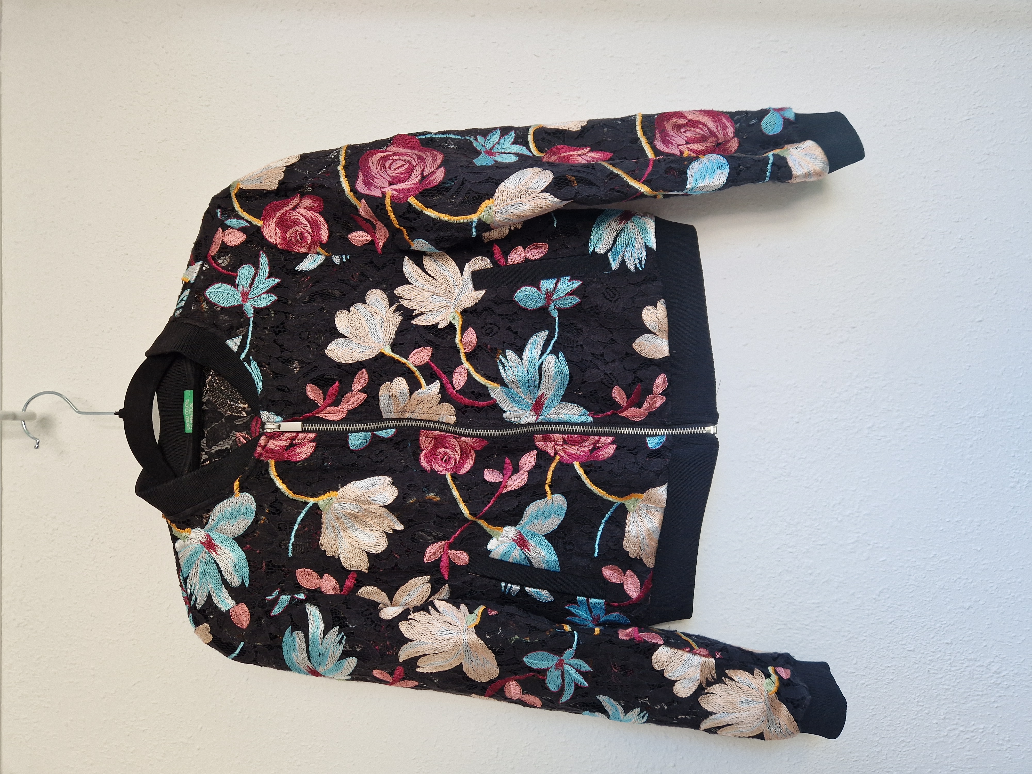 Benetton bomber jasje. Maat S. Zwart/kant/bloemen