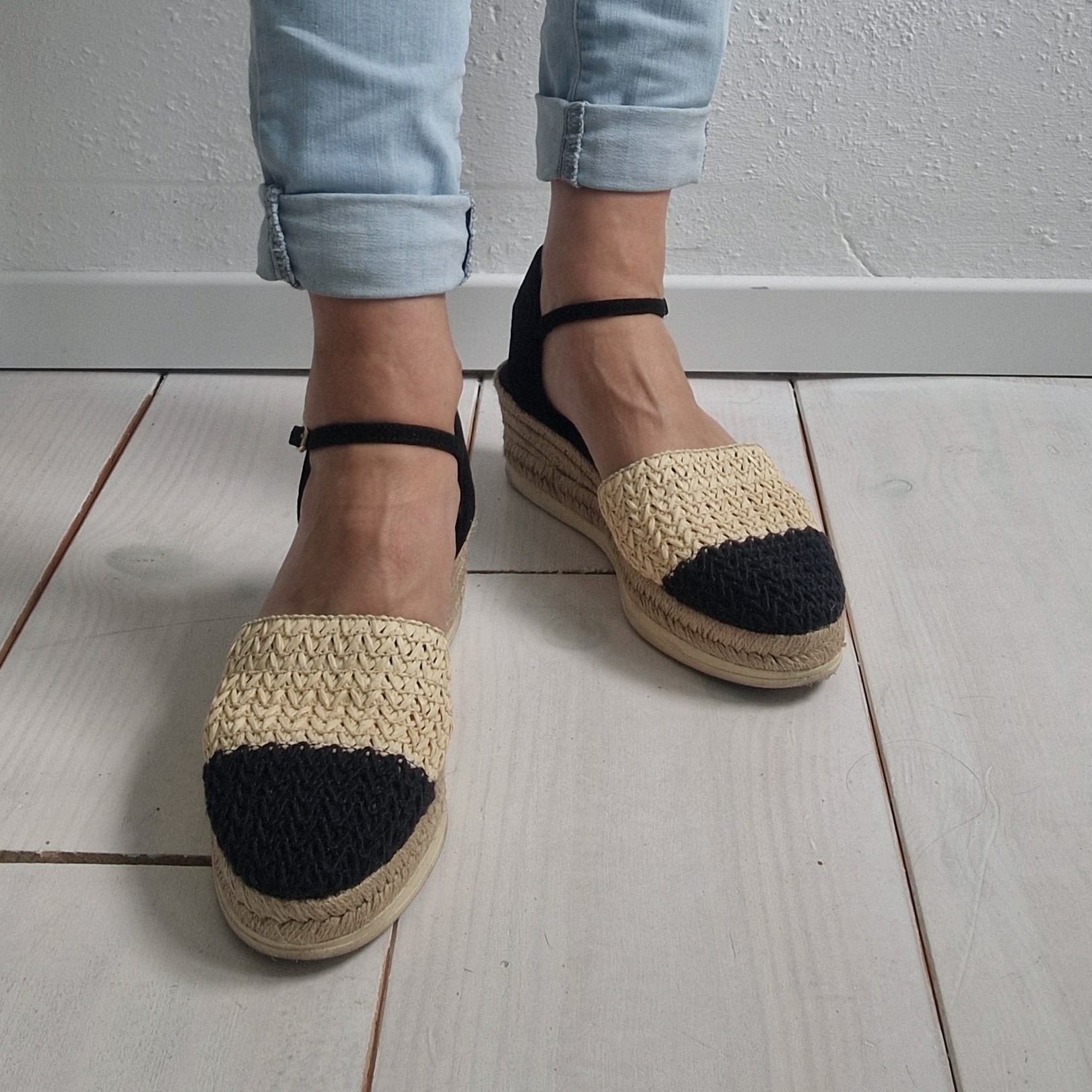 Unisa sandalen met sleehak. Maat 40. Zwart/beige.