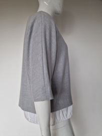 COS dubbellaagse top. Maat 44, Grijs/wit.