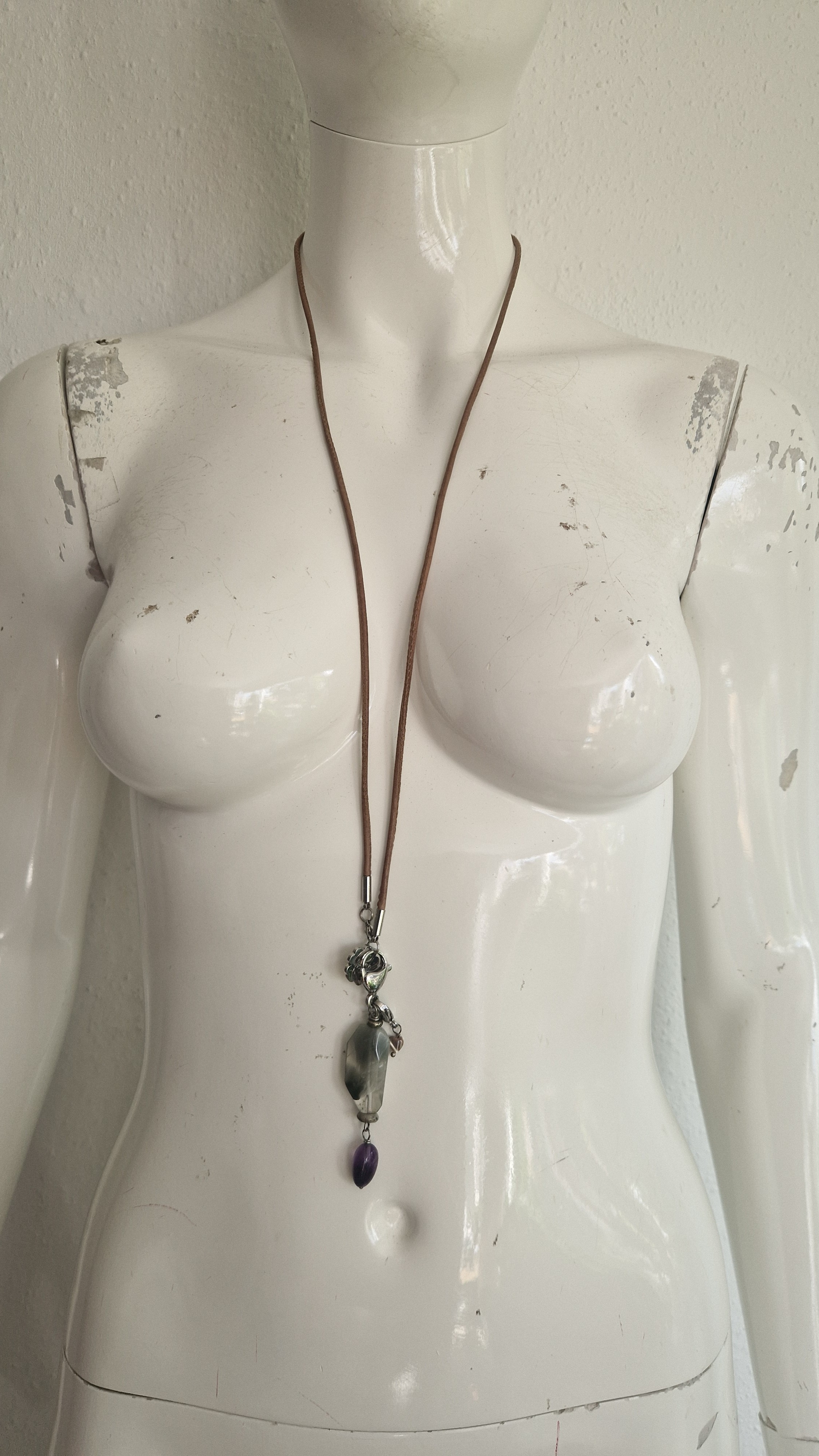 Pimps & Pearls ketting. Grijs/paars. Leren koord