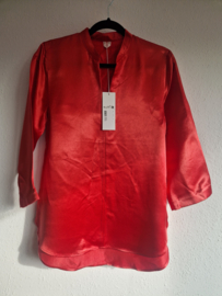 Arket blouse met V-hals. Maat 38, Rood/satijnlook.
