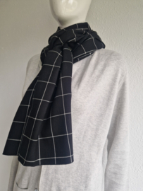 Joline Jolink shawl. Zwart/wit/ruit.