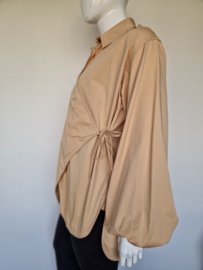 Ganni overslag blouse. Maat 44. Zand.