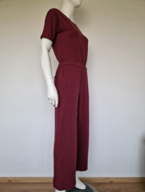 Vanilia jumpsuit. Maat 38, Wijnrood.
