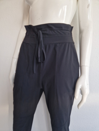 Studio Anneloes pantalon. Maat M. Travelstof/off black.