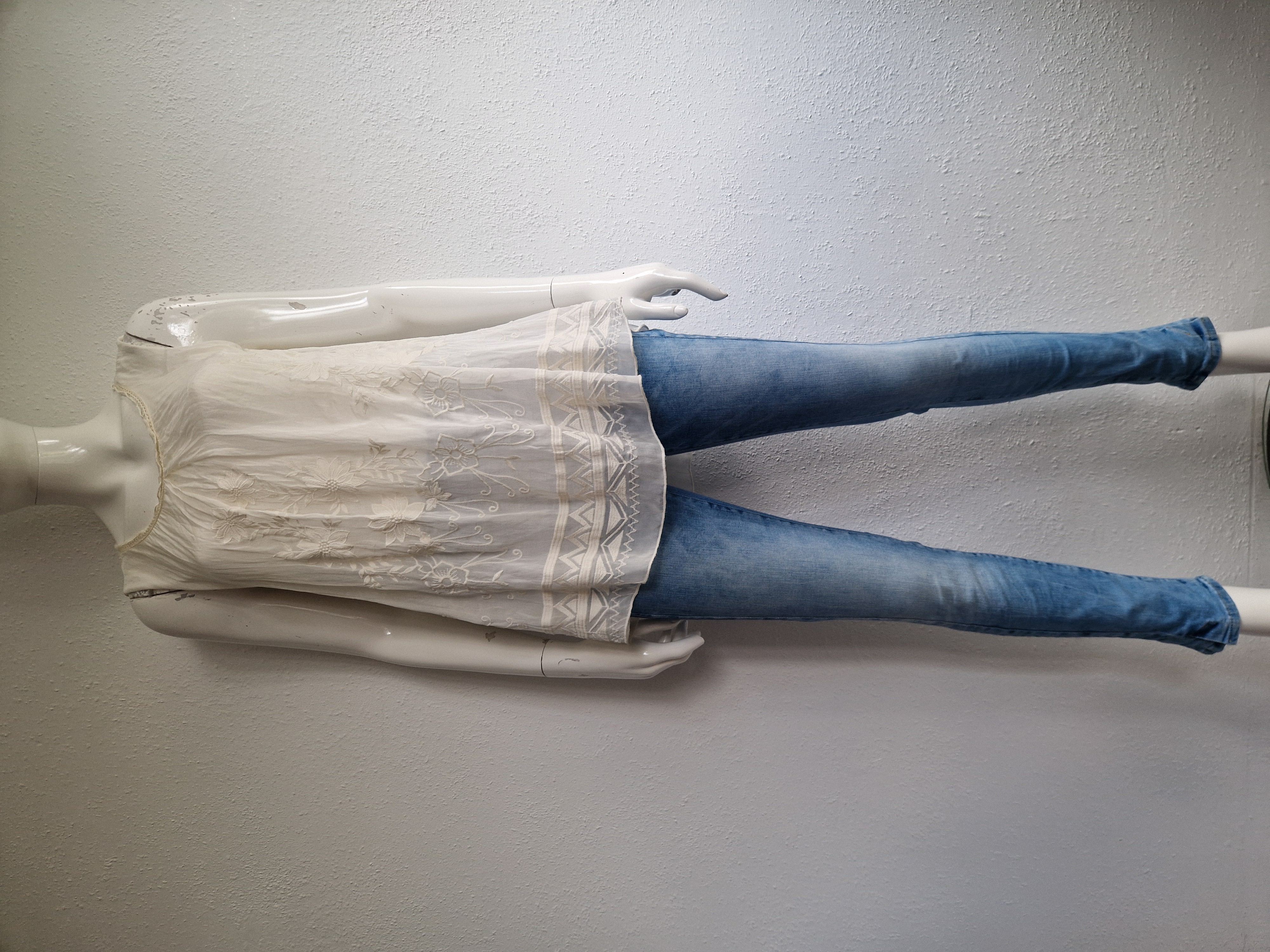 Two Blue Sisters top. Maat M. Crème/borduursels.