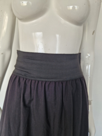 Sneakerdresses maxi rok. Maat L. Zwart