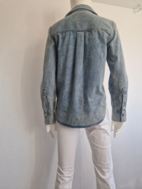 Closed jeansblouse. Maat S. Lichtblauw.