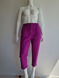 Jane Jushka  cropped pantalon. Maat L. Roze/ travelstof.