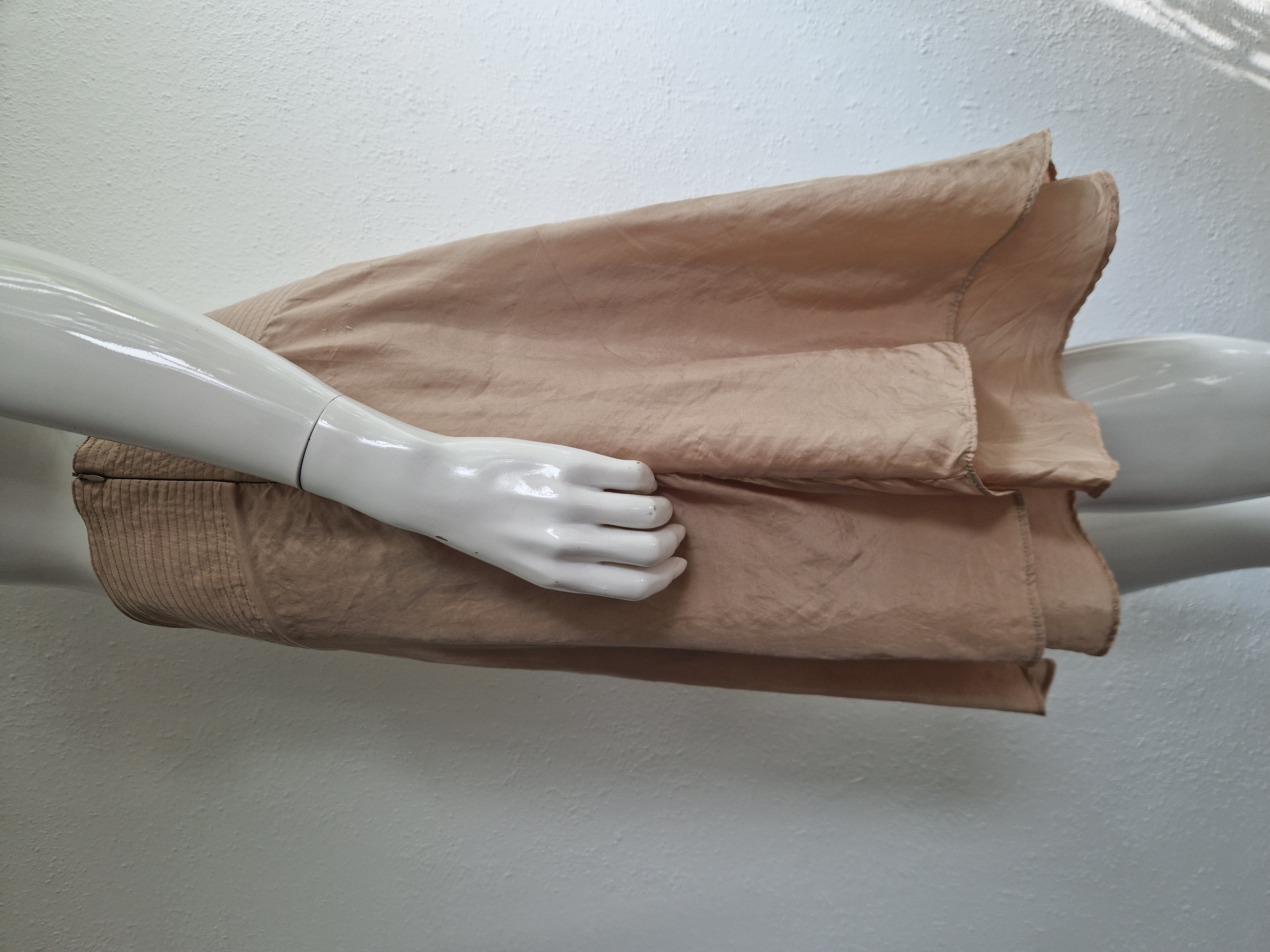 Beige zijden dubbellaagse rok. Maat 40.