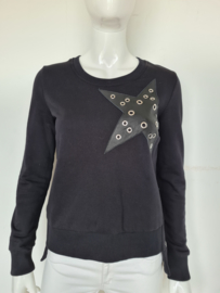 Jane Lushka sweater. Mt. M. Zwart/ster.