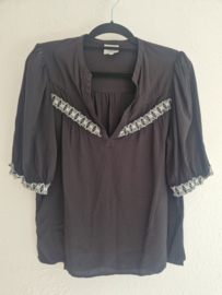Dante6 zwarte blouse met borduursels. Maat 2
