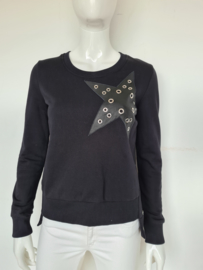 Jane Lushka sweater. Mt. M. Zwart/ster.