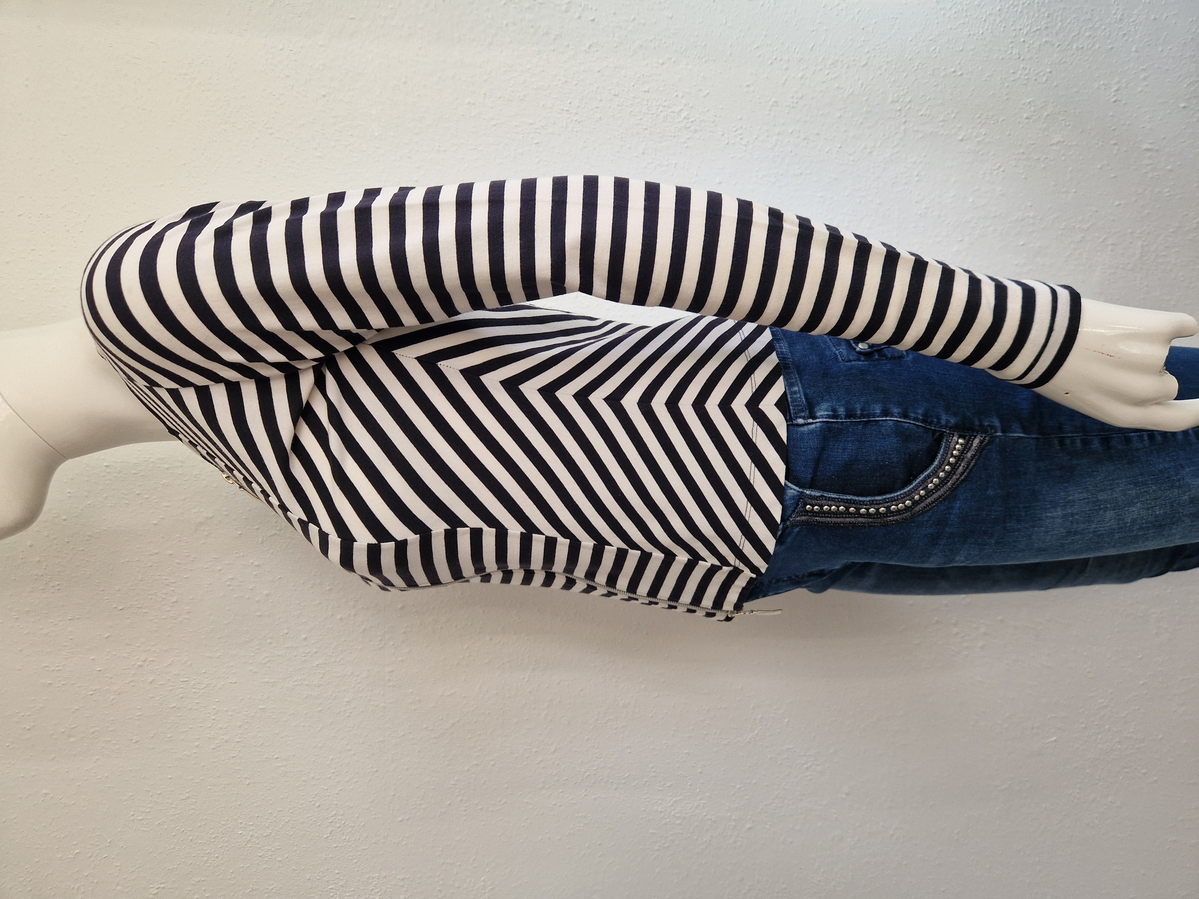 Juffrouw Jansen vest. Maat 36, Zwart/wit gestreept.