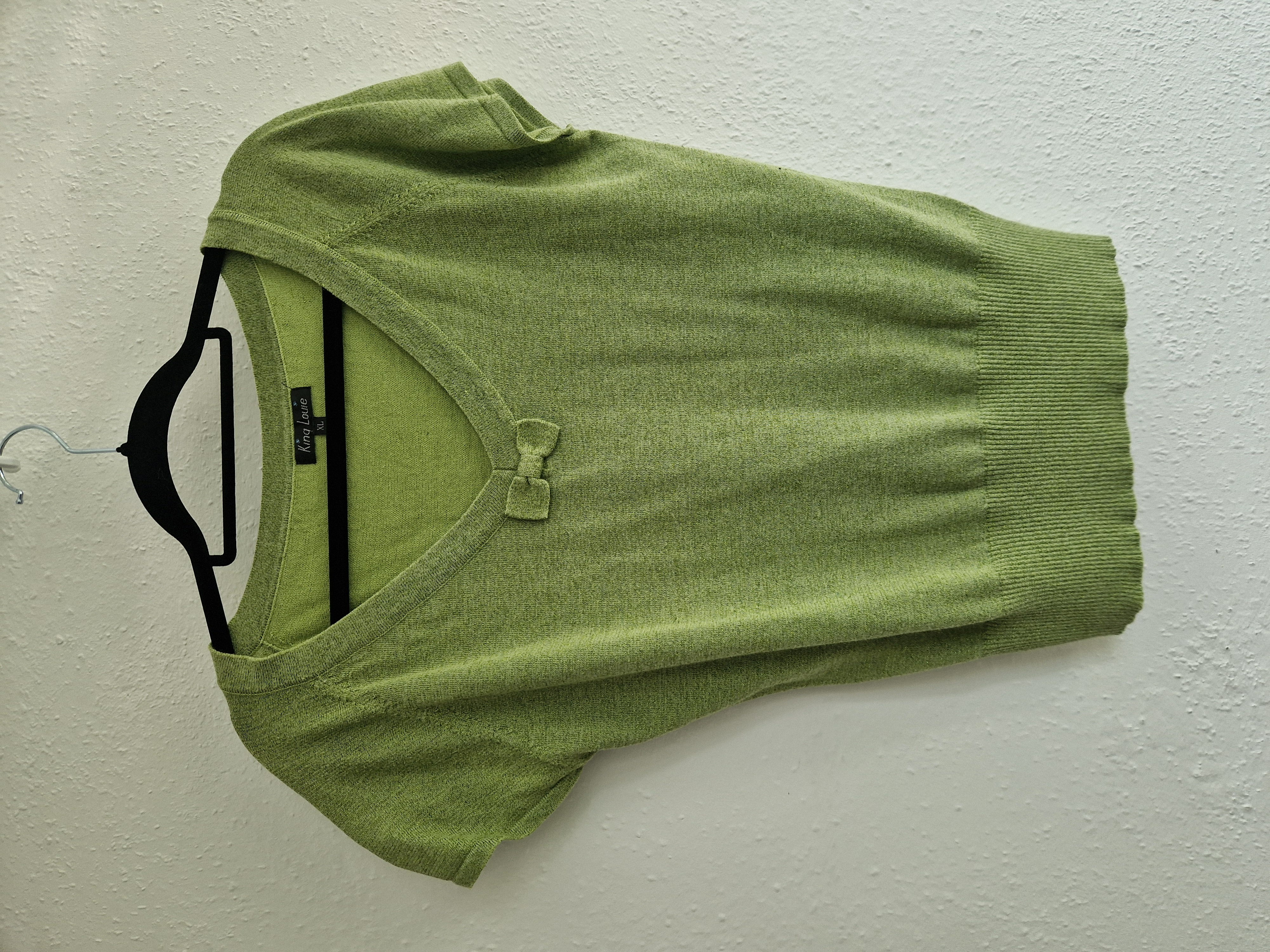 King Louie spencer met V-hals. Maat XL. Groen/lurex.