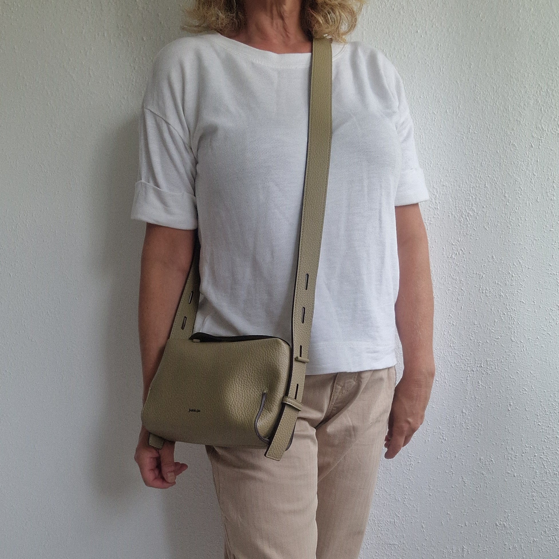 Jo & Mr Joe crossbody tas. Taupe/imitatieleer.
