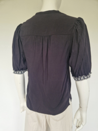 Dante6 zwarte blouse met borduursels. Maat 2