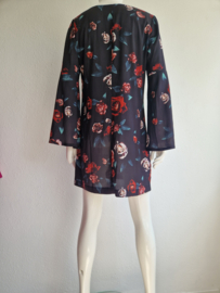 La Dress jurk. Maat L. Zwart/rozenprint.