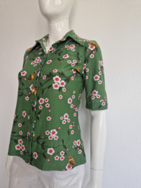 Tante Betsy blouse. Maat L. Groen/vogeltjesprint.