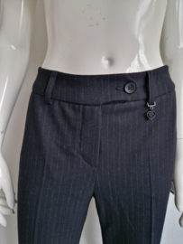 Limited Edition krijtstreep pantalon. Maat 40. Offblack/grijs.