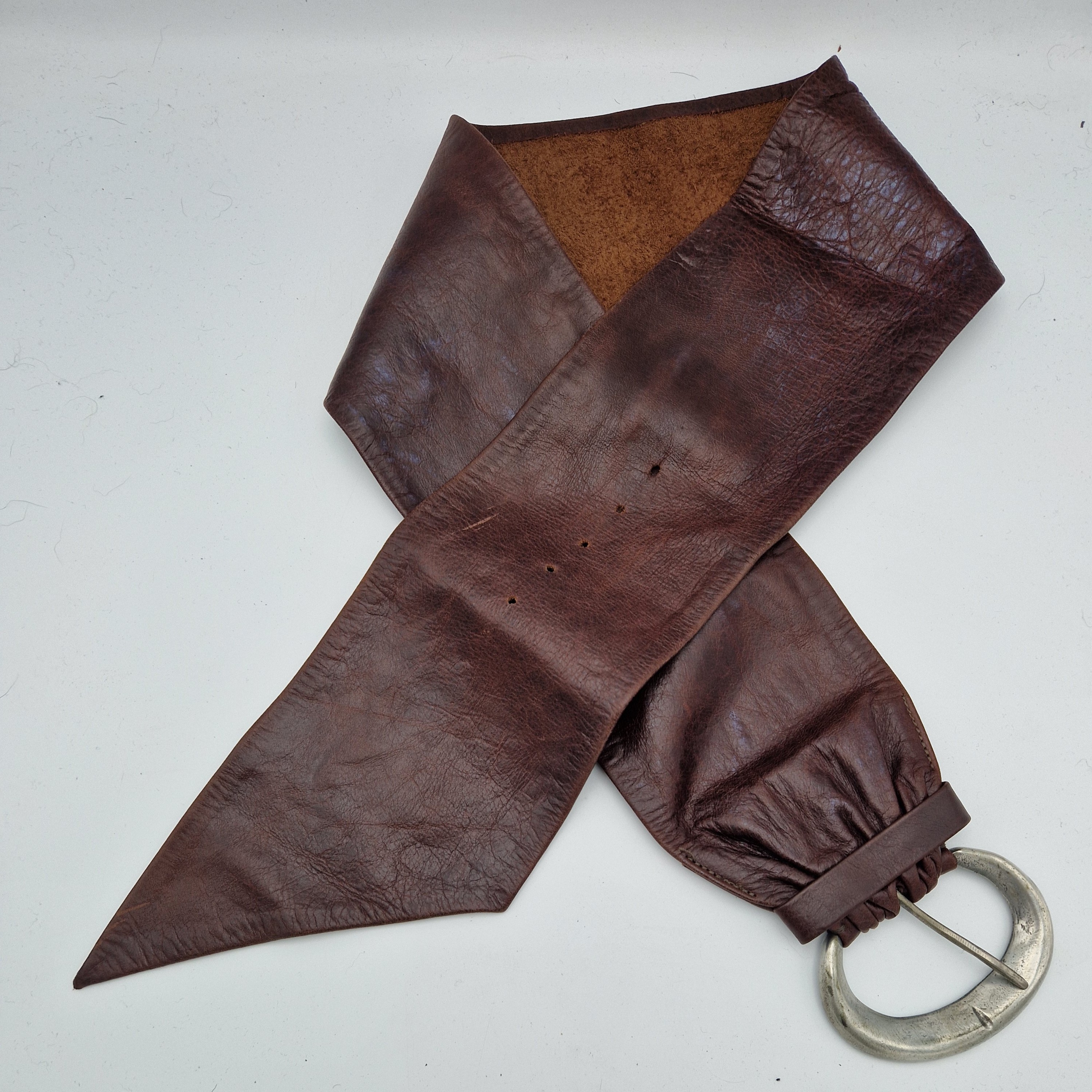 Brede bruin leren tailleriem met zilverkleurige belt.
