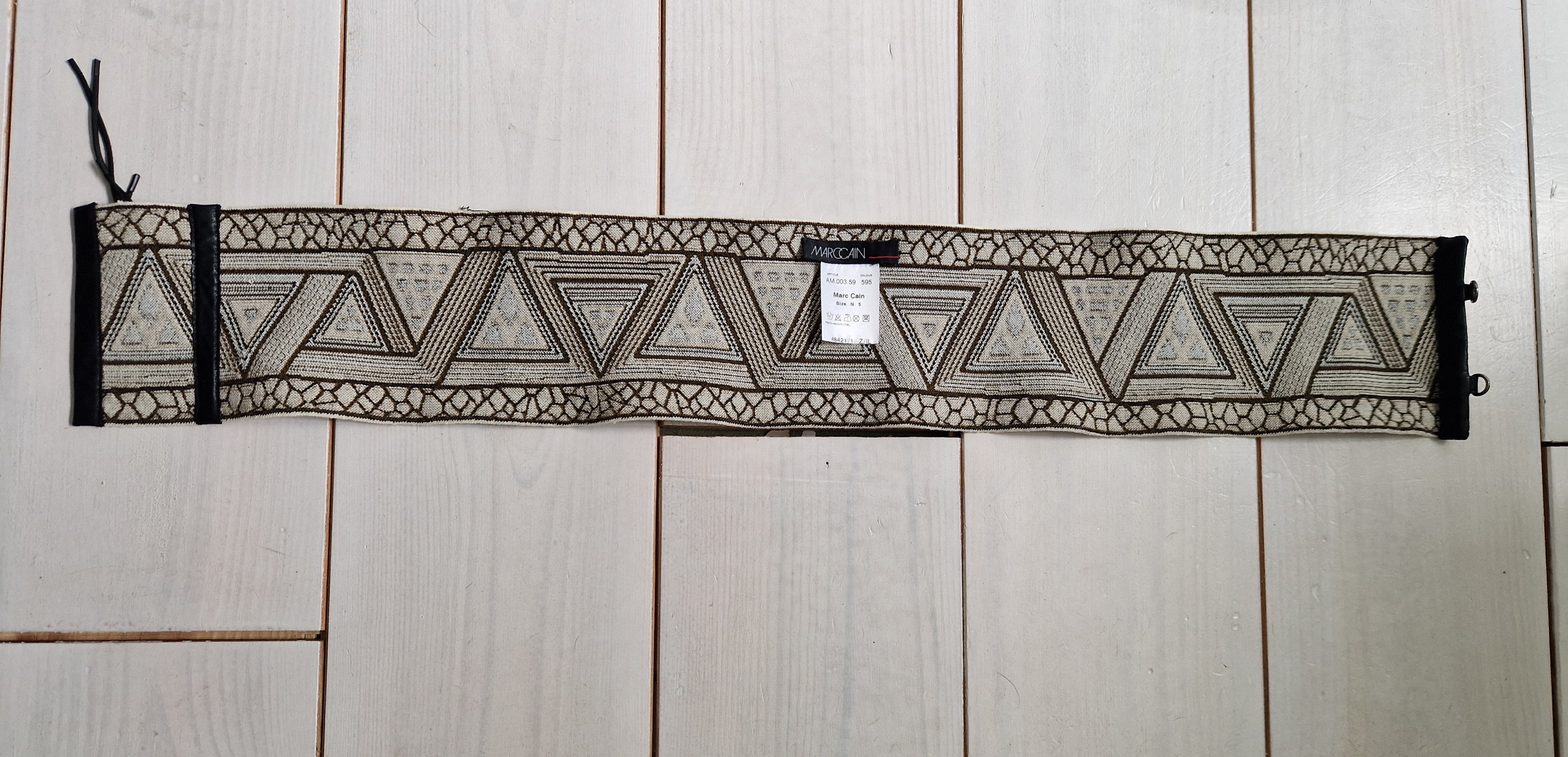 Marc Cain elastische tailleriem. Maat 5. Crème/zwart