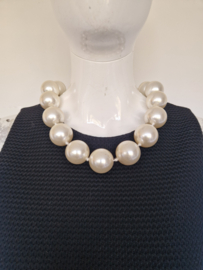 Boutique Moschino zwarte designerjurk met parelketting. Maat 36.