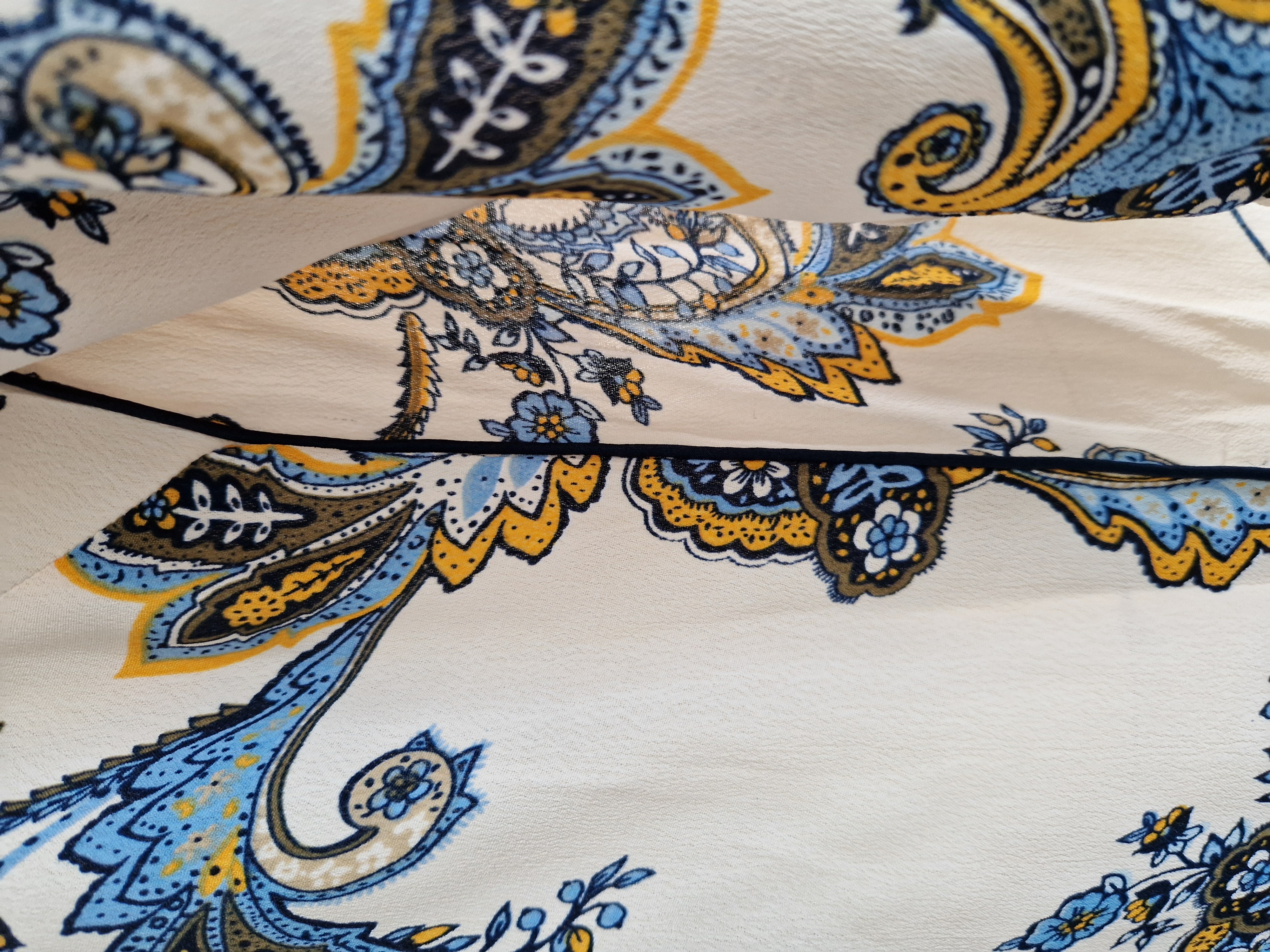 Freequent zomerjurk. Maat S. Crème/paisleyprint.