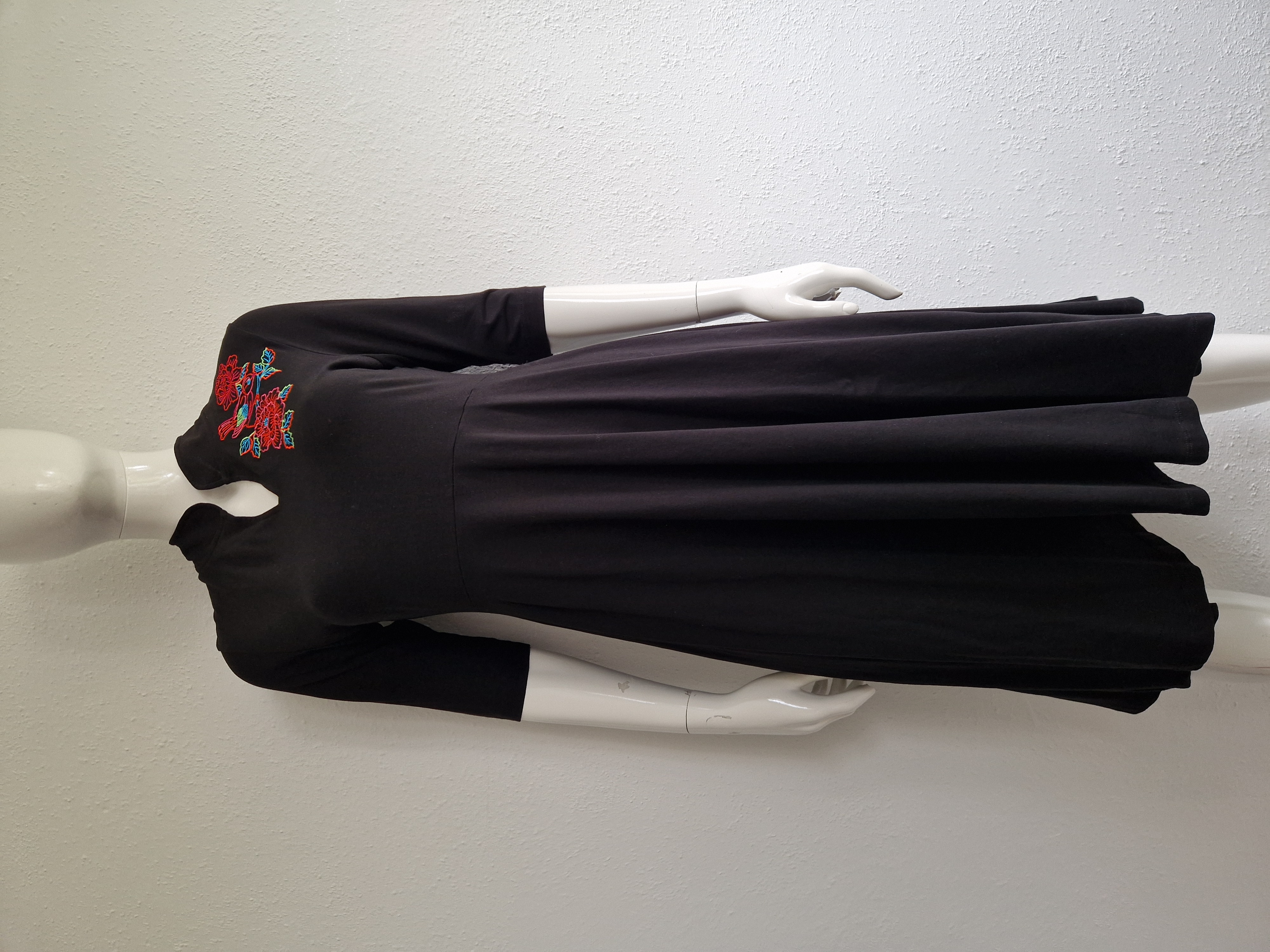Lien & Giel jurk. Maat L. Zwart/borduursels.