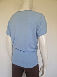 Studio Anneloes mouwloze gebreide top. Maat S Lichtblauw