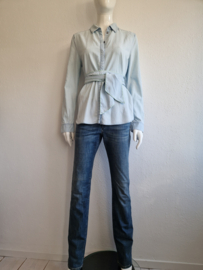 Marc Cain denim blouse met strikceintuur. Maat 3, Lichtblauw.